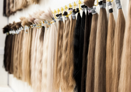 Бритоголовый мужчина проник в салон красоты и украл сотни пучков волос