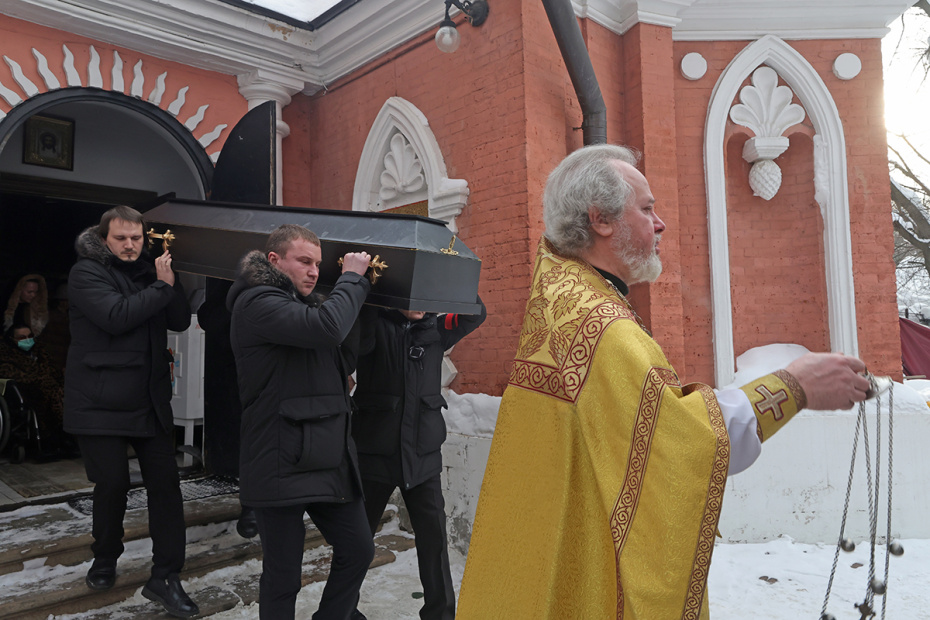 Вынос гроба Гитаны Леонтенко из храма