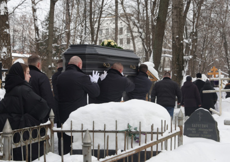 Телеведущую Жильцову похоронили на Рогожском кладбище