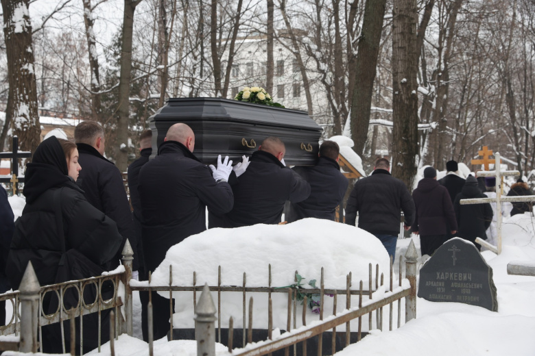 Вынос гроба с телом Светланы Жильцовой