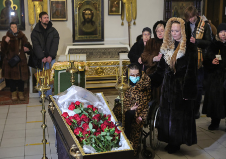 Вдову Баталова хоронят с закрытым вуалью лицом