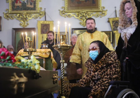 Дочь Баталова пытались обвинить в избиении матери