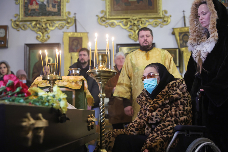 Мария Баталова у гроба во время церемонии прощания с Гитаной Леонтенко