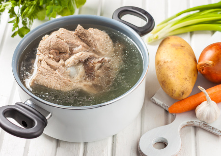 Почему важно снимать пену при варке бульона — секрет прозрачного и вкусного супа от опытных кулинаров