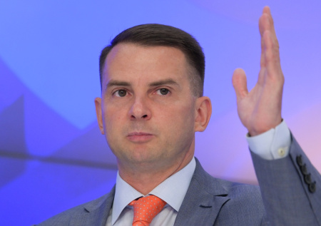 «Сварщики получают до 500 тысяч»: Нилов о безработице, ИИ и мигрантах