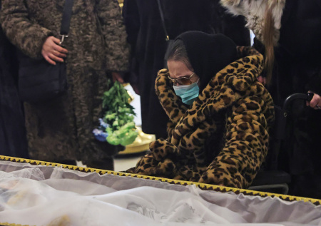 Тяжелобольную дочь Баталовой сняли на видео во время прощания с матерью