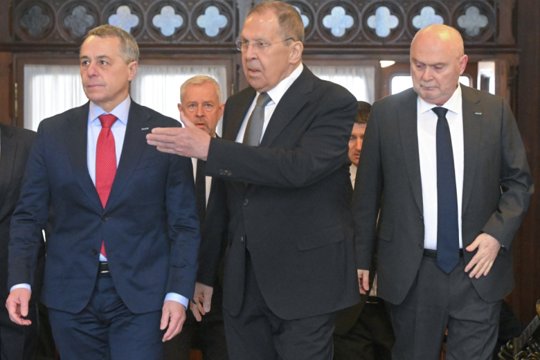 Министр иностранных дел РФ Сергей Лавров, глава МИД Швейцарии Иньяцио Кассис (слева) и генеральный секретарь ОБСЕ Феридун Синирлиоглу (справа) во время встречи в Москве