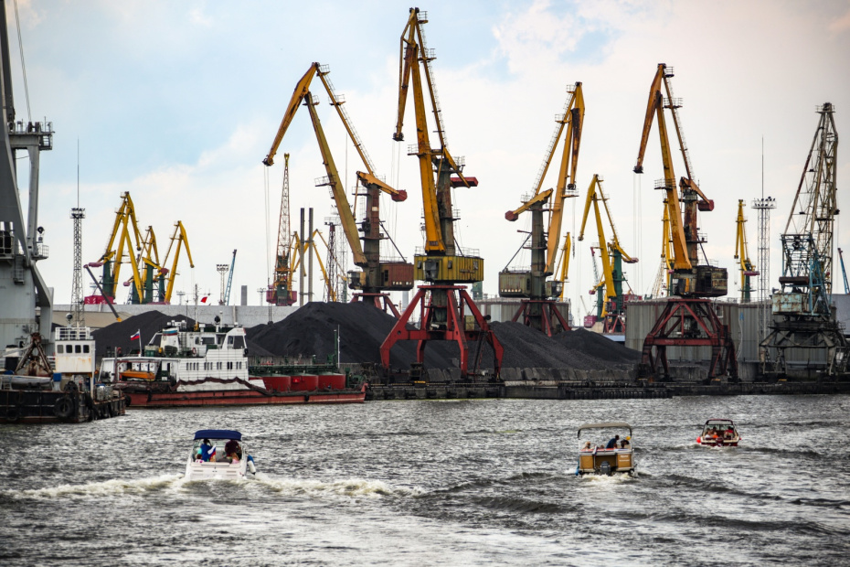 Россия. Калининград. Портальные краны на территории морского торгового порта