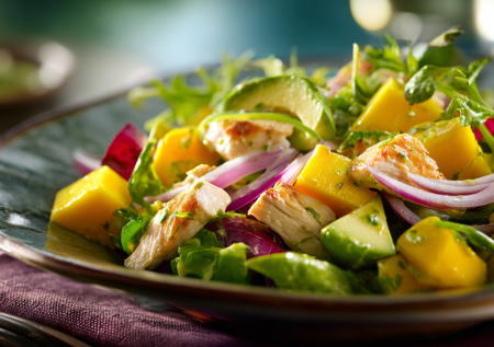 Скучные салаты позади: готовим смелый ужин с копченой курицей и манго