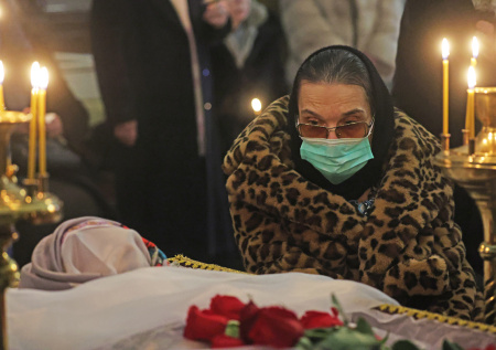 Слезы дочерей, неожиданное признание адвоката: кадры похорон вдовы Баталова