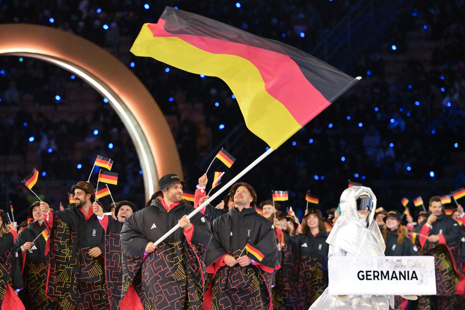 Спортсмены сборной Германии во время парада атлетов на церемонии открытия XXV зимних Олимпийских игр на стадионе «Сан-Сиро» в Милане