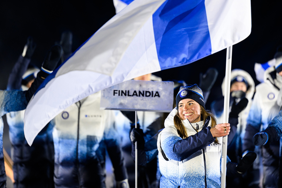 Спортсмены сборной Финляндии во время парада атлетов на церемонии открытия XXV зимних Олимпийских игр на стадионе «Сан-Сиро» в Милане