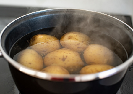 Картофель чистится за секунды без ожогов и ножа: кухонный трюк с мундиром, который выручает при готовке на всю семью