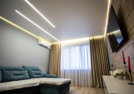 Чистый потолок без разводов и риска: как опытные хозяйки моют натяжные потолки и сохраняют идеальный вид годами