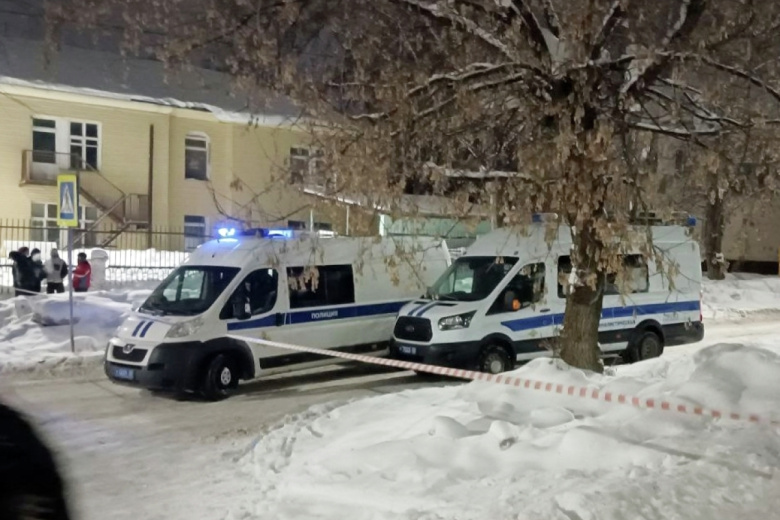 Автомобили сотрудников полиции у здания Башкирского государственного медицинского университета в Уфе, в общежитии которого подросток ранил четверых студентов и полицейского