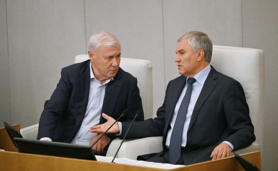 Анатолий Аксаков и Вячеслав Володин (справа) на пленарном заседании Государственной думы РФ