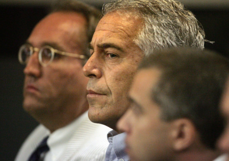 Раскрыто, что обсуждал Эпштейн с американским чиновником за часы до ареста