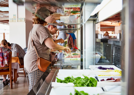 Диетолог ответила, каких продуктов лучше избегать на отдыхе