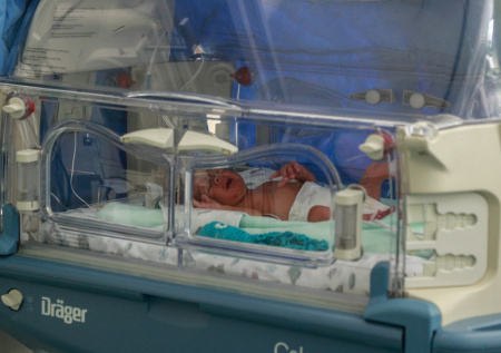 Жительница ЛНР родила ребенка в уличном туалете и бросила в выгребной яме