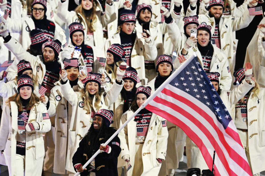 Спортсмены сборной США во время парада атлетов на церемонии открытия XXV зимних Олимпийских игр на стадионе «Сан-Сиро» в Милане