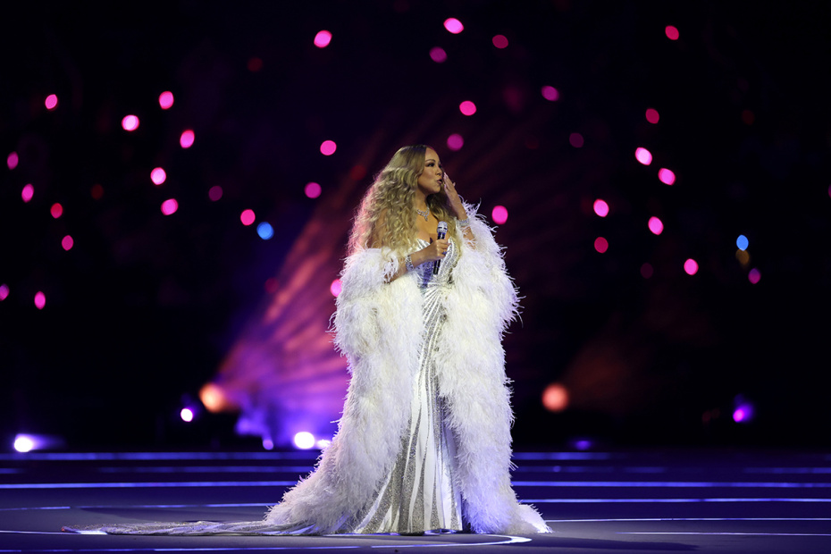 Американская певица Мэрайя Кэри выступает на церемонии открытия XXV зимних Олимпийских игр на стадионе «Сан-Сиро» в Милане