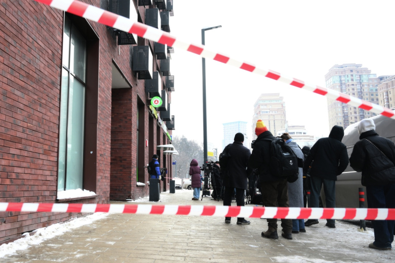 Люди у дома, где было совершено покушение на убийство генерала Минобороны РФ Владимира Алексеева