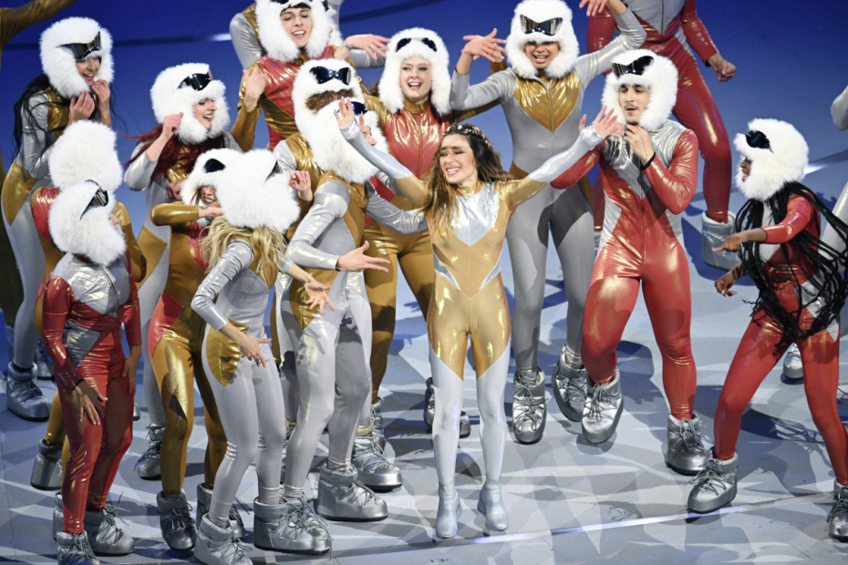 Итальянская актриса Сабрина Импаччаторе выступает на церемонии открытия XXV зимних Олимпийских игр на стадионе «Сан-Сиро» в Милане