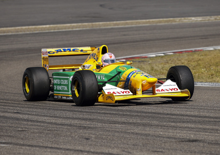 Легендарный болид Шумахера продали за бесценок