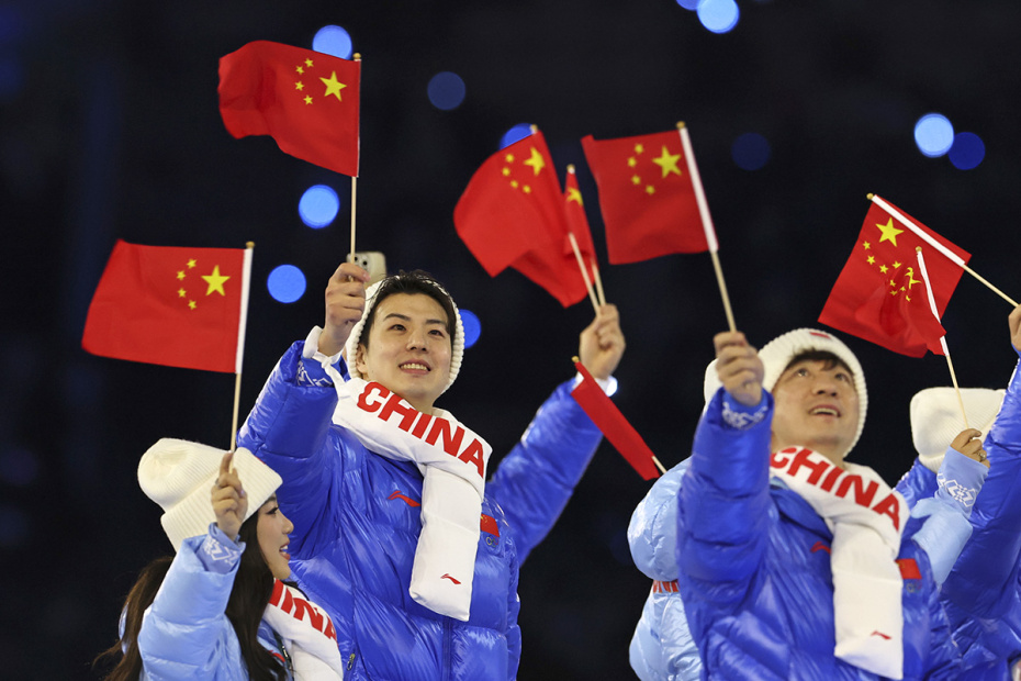 Спортсмены сборной Китая во время парада атлетов на церемонии открытия XXV зимних Олимпийских игр на стадионе «Сан-Сиро» в Милане