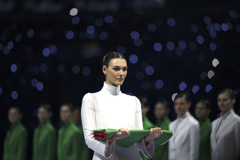 Виттория Черетти несет итальянский национальный флаг на протокольную сцену во время церемонии открытия зимних Олимпийских игр 2026 года на стадионе «Сан-Сиро» в Милане, Италия