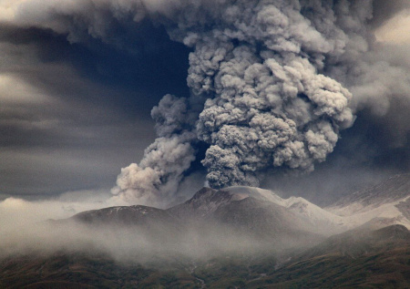 Спасатели не исключили выпадения пепла от вулкана в российском регионе