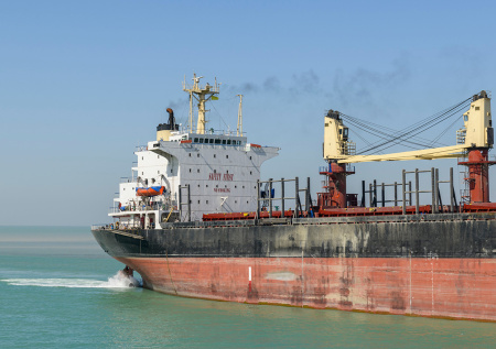 Сухогруз с 22 людьми на борту сел на мель в Финском заливе