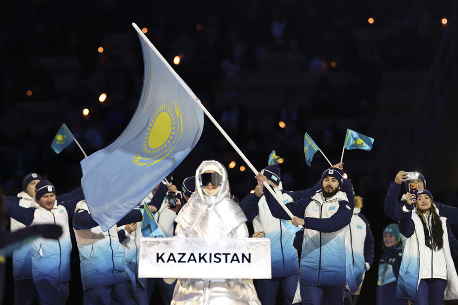 Спортсмены сборной Казахстана во время парада атлетов на церемонии открытия XXV зимних Олимпийских игр на стадионе «Сан-Сиро» в Милане