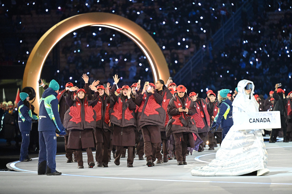 Спортсмены сборной Канады во время парада атлетов на церемонии открытия XXV зимних Олимпийских игр на стадионе «Сан-Сиро» в Милане