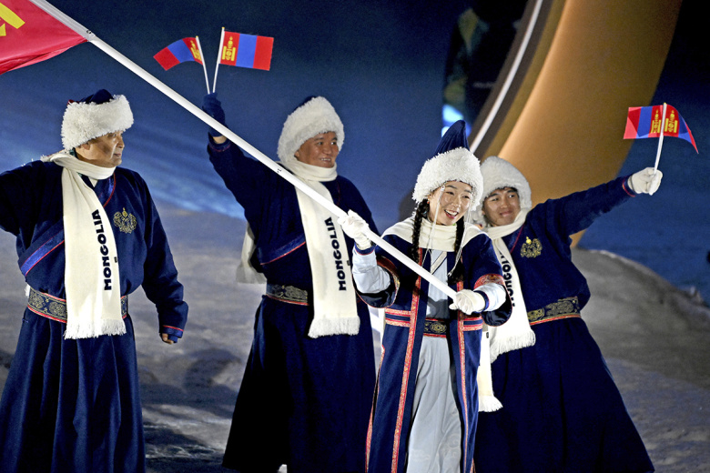 Спортсмены сборной Монголии во время парада атлетов на церемонии открытия XXV зимних Олимпийских игр на стадионе Сан-Сиро в Милане