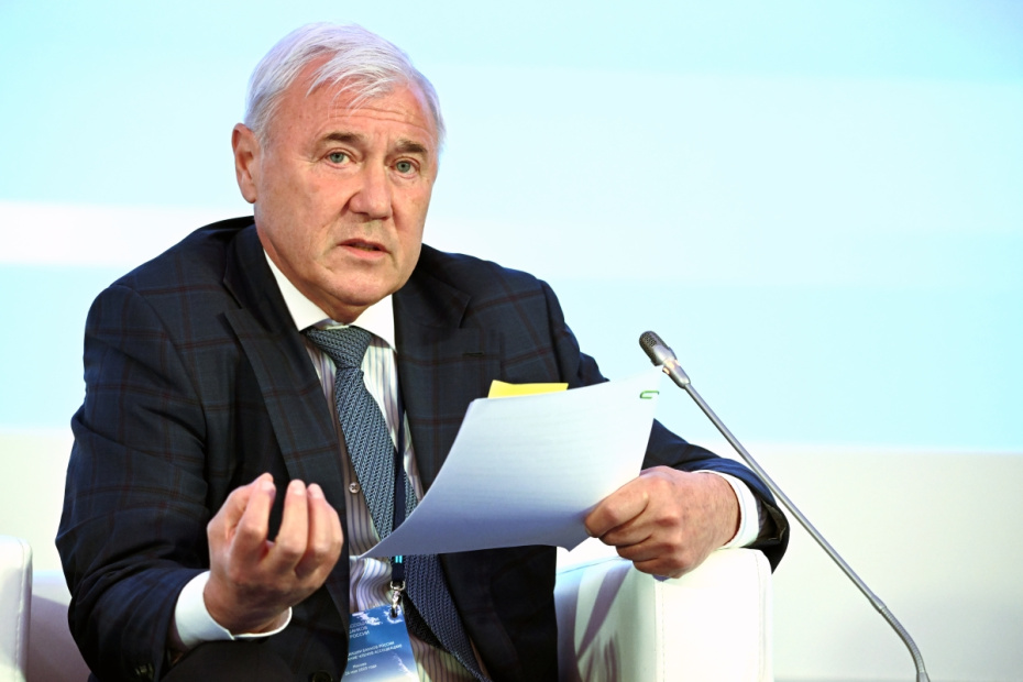 Анатолий Аксаков во время пленарной части съезда «Об актуальных вопросах банковской деятельности в условиях глобальных вызовов» в Москве