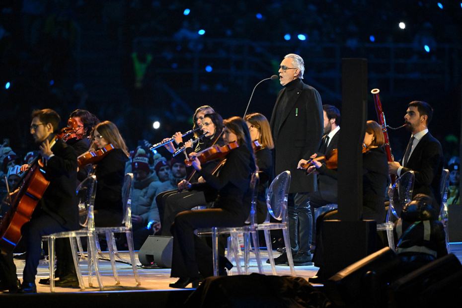 Итальянский тенор Андреа Бочелли выступает на церемонии открытия XXV зимних Олимпийских игр на стадионе «Сан-Сиро» в Милане