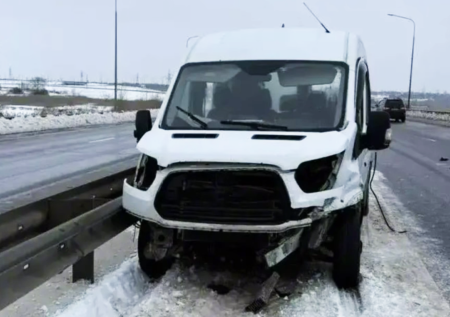 Женщина выпала из авто во время ДТП и погибла