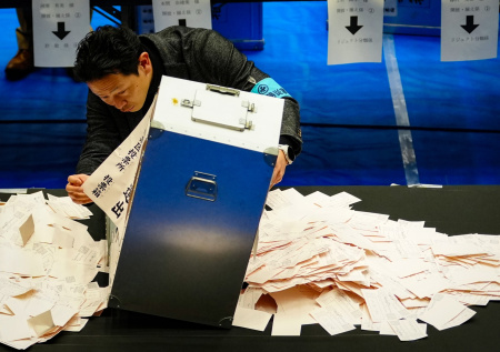 ЛДП Японии одержала победу на досрочных парламентских выборах