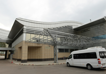 Российский политолог неделю живет в аэропорту Бишкека