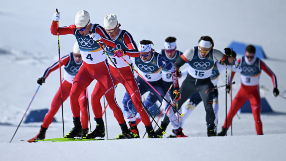 Спортсмены на дистанции скиатлона 10 + 10 км соревнований по лыжным гонкам среди мужчин на зимних Олимпийских играх — 2026