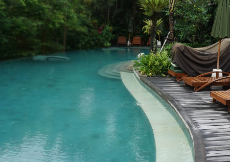 Молодоженов из России заселили на пепелище вместо райского отеля на Бали