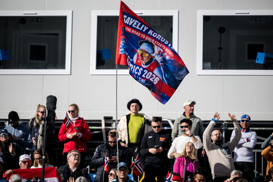 Болельщики Савелия Коростелева на соревнованиях по лыжным гонкам на 20 км среди мужчин во второй день зимних Олимпийских игр — 2026