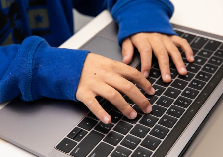 Немой итальянский подросток сочинил и озвучил с помощью ИИ песню о Донбассе