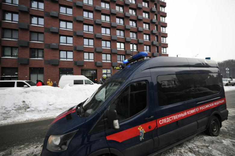 Автомобиль Следственного комитета РФ у дома, где было совершено покушение на убийство генерала Минобороны РФ Владимира Алексеева