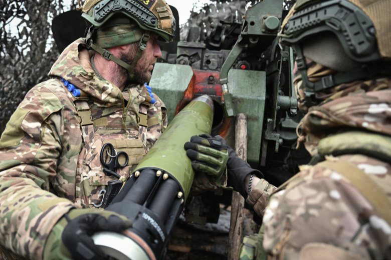 Военнослужащие ВС РФ готовятся к стрельбе высокоточными снарядами «Краснополь» из гаубицы 2А65 «Мста-Б»