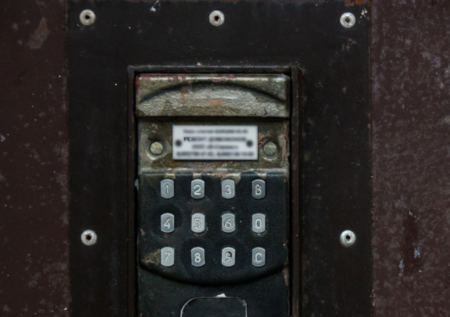 Аферисты начали обманывать россиян через установку домофонов