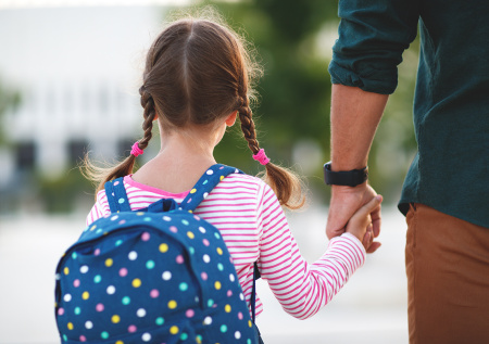 Работающим родителям российских школьников сообщили приятную новость