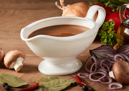 Как приготовить нежную подливу — советский рецепт, который превращает гарнир в настоящее угощение