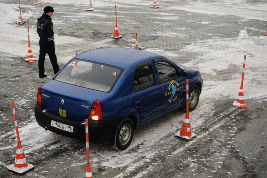 Инспекторы ГИБДД Свердловской области принимают практический экзамен на право управления автотранспортом категории B